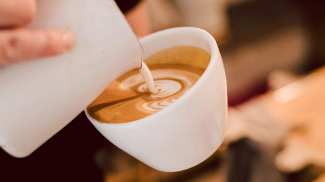 A është mirë të pini kafe gjatë verës? Ja çfarë duhet të dini