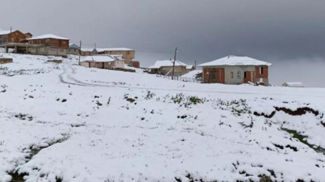 Moti çmendet në Turqi: Borë në kulmin e nxehtësisë