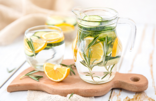 Pirja e ujit me limon mund të përshpejtojë humbjen e peshës