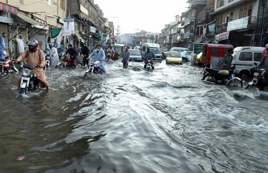 Përmbytje të mëdha në Pakistan pas reshjeve të rrëmbyeshme
