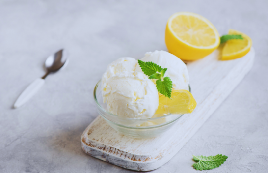 Përgatitni akullore me limon në mënyrën e lehtë: Një ëmbëlsirë e preferuar në ditët e verës