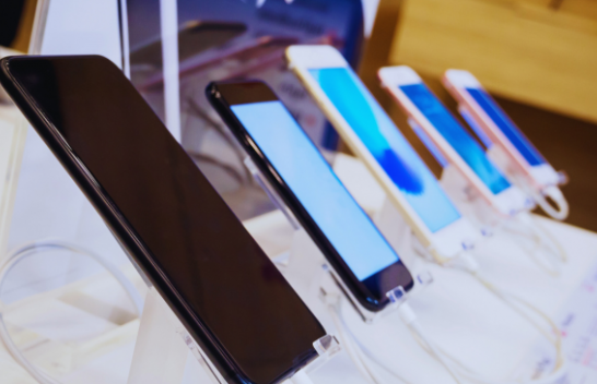 Telefonat inteligjentë nuk janë më hit: Shitjet bien për herë të parë në dy vjet