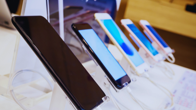 Telefonat inteligjentë nuk janë më hit: Shitjet bien për herë të parë në dy vjet