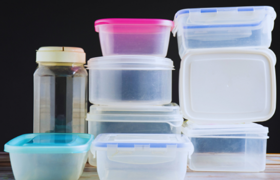 A është koha t’i themi lamtumirë plastikës në kuzhinë? Shkencëtarët paralajmërojnë për rreziqet