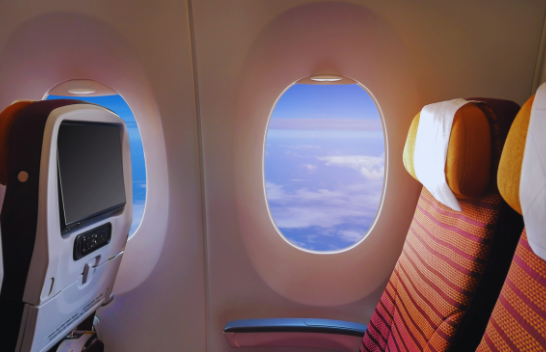 Pse asistentët e fluturimit u kërkojnë pasagjerëve të ngrenë perdet në dritaret e aeroplanit kur udhëtojnë