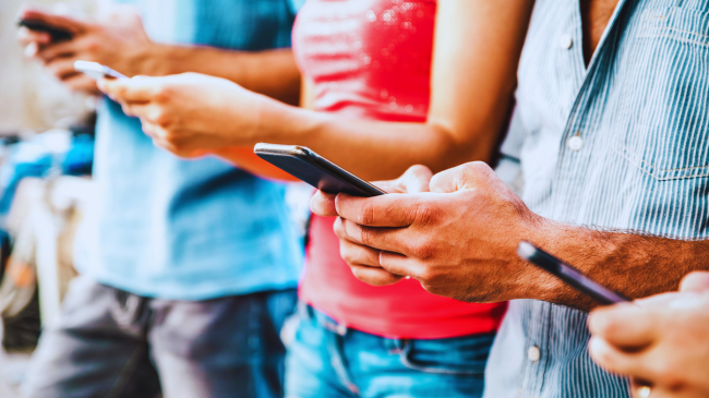 Sa kohë kaloni në internet çdo ditë? Rezultatet e një studimi të ri janë tronditëse