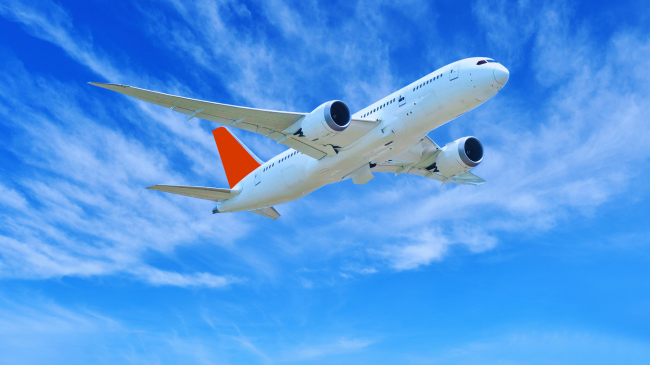 Pse aeroplanët nuk fluturojnë në vijë të drejtë në hartë