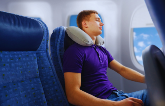 Si të bini në gjumë më shpejt kur udhëtoni me aeroplan