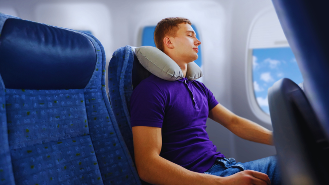 Si të bini në gjumë më shpejt kur udhëtoni me aeroplan
