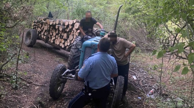 Tentuan të iknin me traktorin plot dru, por policia u zuri pritë