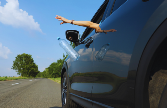 Italianët vendosin rregulla të rrepta: Gjoba të mëdha dhe konfiskim të automjeteve për hedhjen e mbeturinave nga veturat