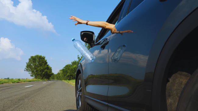 Italianët vendosin rregulla të rrepta: Gjoba të mëdha dhe konfiskim të automjeteve për hedhjen e mbeturinave nga veturat