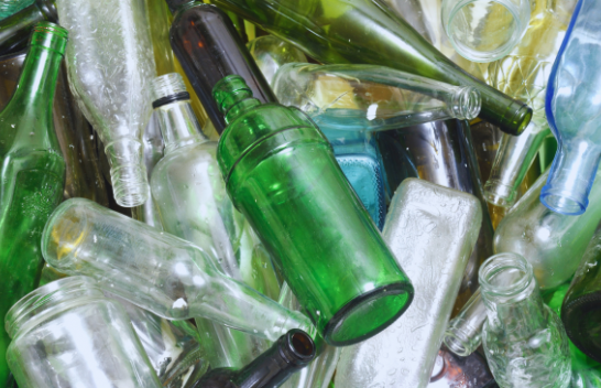 Mikroplastika në shishet e qelqit: Çfarë duhet të dini sipas ekspertëve