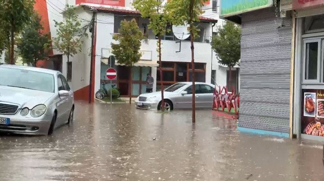 Lezha përmbytet nga shira dhe stuhi të fuqishme