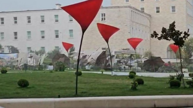 Tirana goditet nga reshje të dendura shiu dhe erëra të forta/ VIDEO