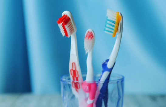 Problemi i fshehur i plastikës në rutinën tuaj të përditshme dentare dhe çfarë po bëhet për të
