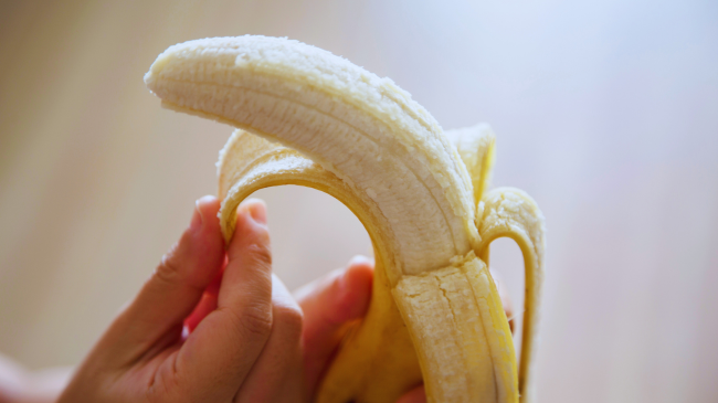 Çfarë i ndodh saktësisht trupit tuaj nëse hani banane për mëngjes çdo ditë