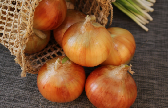 Cila është mënyra më e lehtë për të ruajtur siç duhet qepët në kuzhinën tuaj?