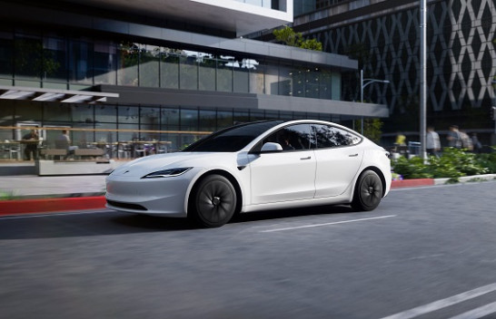 A do të jetë e mjaftueshme kjo për të rritur shitjet? Tesla prezanton automjete më të përballueshme