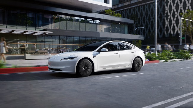 A do të jetë e mjaftueshme kjo për të rritur shitjet? Tesla prezanton automjete më të përballueshme