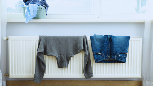 Mos i thani rrobat mbi radiator – ja pse është një ide e keqe