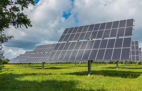 Bumi i energjisë diellore: 35 vende instaluan mbi një gigavat panele fotovoltaike në vitin e kaluar