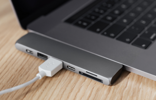 Sa pajisje mund të lidhni në një port USB?