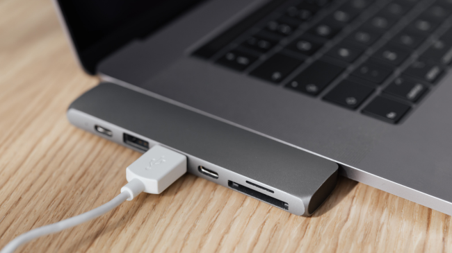 Sa pajisje mund të lidhni në një port USB?