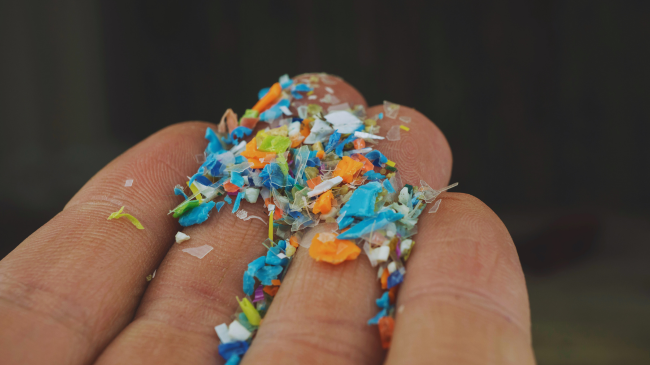 BE synon të frenojë ndotjen nga plastika me rregulla të reja që synojnë ndalimin e derdhjeve e grimcave të vogla plastike
