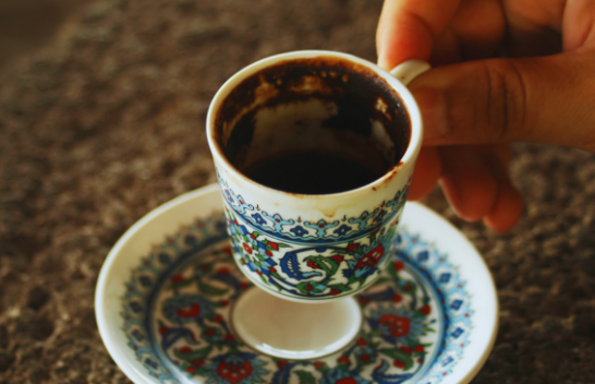 Çfarë të bëni me llumin e kafesë? Shkencëtarët ju paralajmërojnë të mos e bëni kurrë këtë