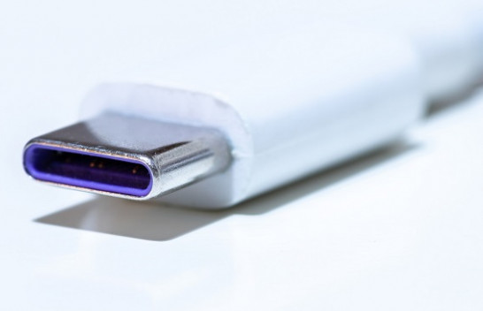 Çfarë do të thotë kur një portë USB është vjollcë?