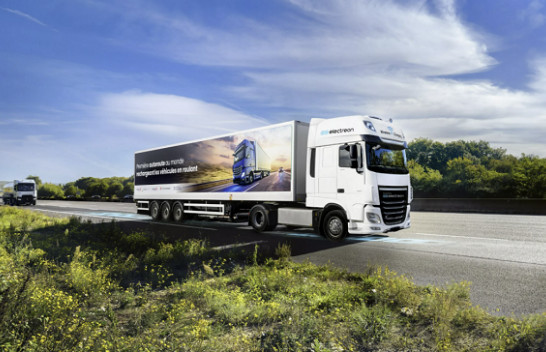Një pjesë e autostradës franceze mbush veturat elektrike gjatë vozitjes