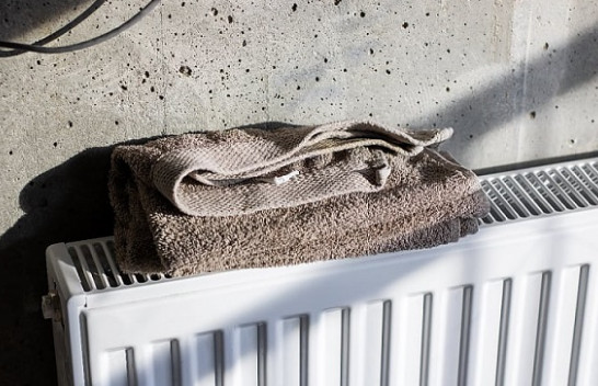 Ja pse nuk duhet t’i thani kurrë peshqirët në radiator