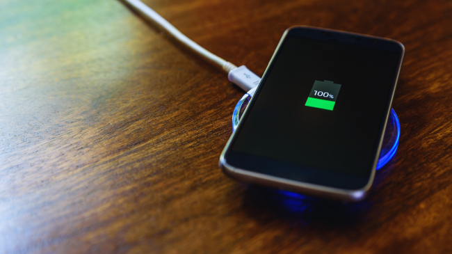 A duhet t’i mbushim telefonat tanë deri në 100%? Ja çfarë thonë ekspertët