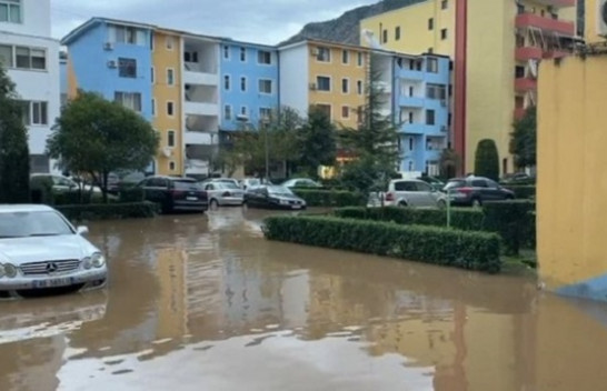 Reshjet e dendura përmbytin Lezhën, mot i keq paralizon qytetin