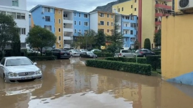 Reshjet e dendura përmbytin Lezhën, mot i keq paralizon qytetin