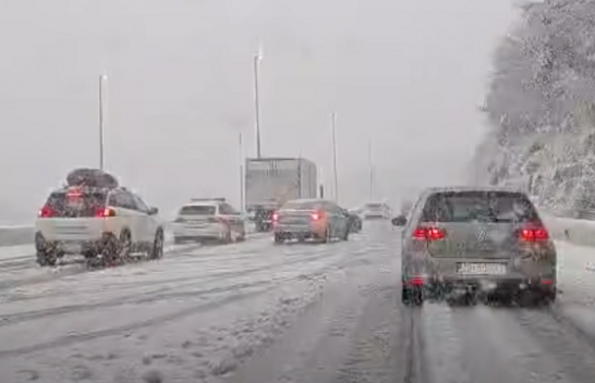 Bora në Kroaci bllokon trafikun, meteorologët ironizojnë shoferët me goma verore