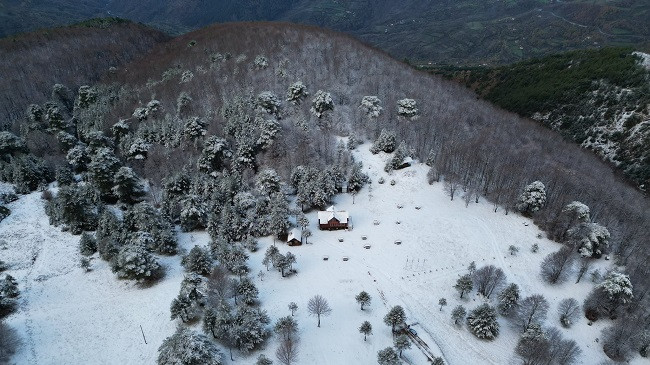 Peizazh magjik nga Gjinari, i mbuluar me borë që e bën çdo cep të tij mahnitës