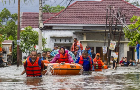 Të paktën 10 persona humbën jetën nga përmbytjet dhe rrëshqitjet e tokës në Indonezi