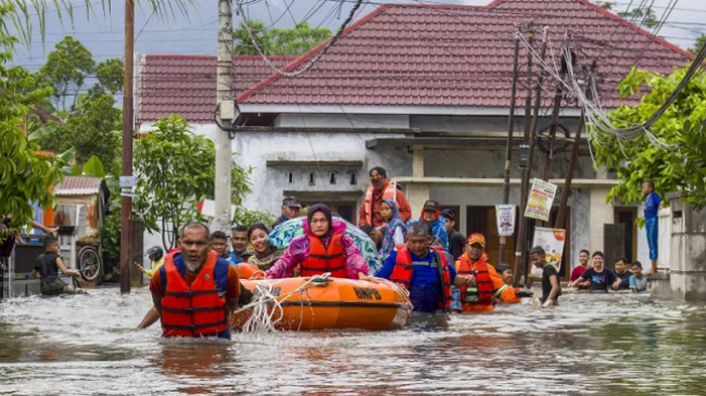 Të paktën 10 persona humbën jetën nga përmbytjet dhe rrëshqitjet e tokës në Indonezi