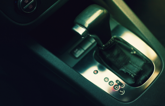 Çfarë funksioni kryen shkronja S në automjetet automatike?