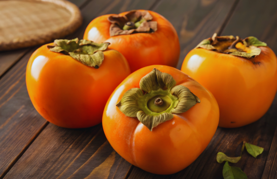 Një frut i shijshëm dhe ekzotik: Molla japoneze është një thesar i vërtetë i shëndetit