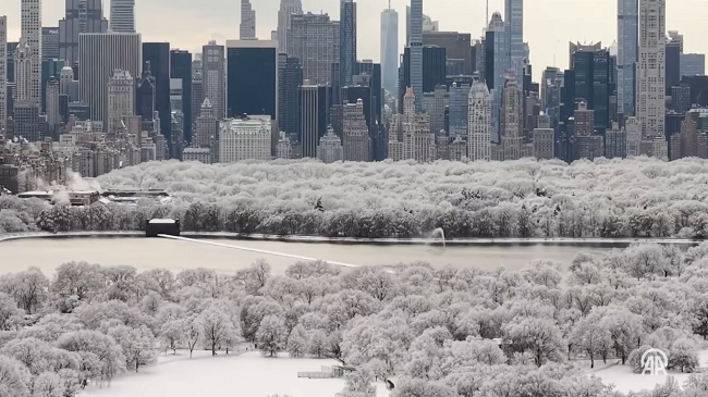 Stuhia e borës sjell ditët e para të dimrit në New York