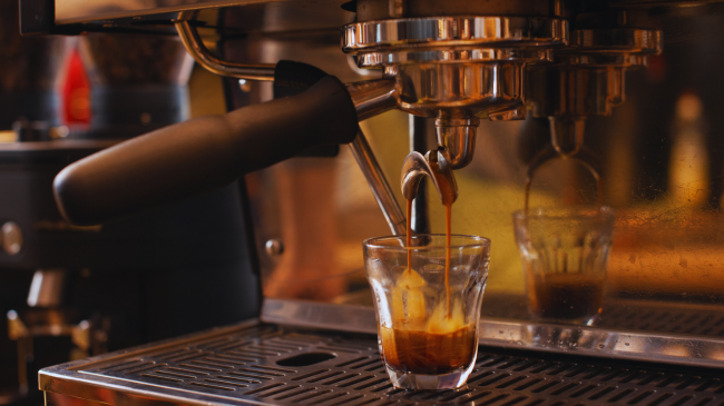Kjo është mënyra më e shëndetshme për të pirë kafe - Pse duhet ta hidhni aparatin e kafesë