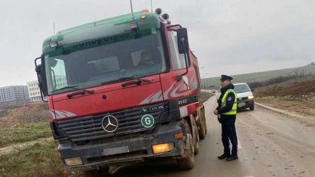 Policia ndëshkon kompanitë që lënë baltë në rrugë