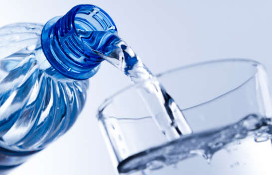 Ekziston një mënyrë çuditërisht e lehtë për të hequr mikroplastikat në ujin e pijshëm