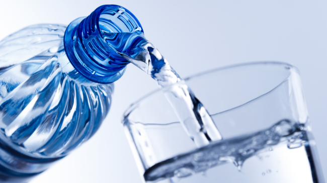 Ekziston një mënyrë çuditërisht e lehtë për të hequr mikroplastikat në ujin e pijshëm
