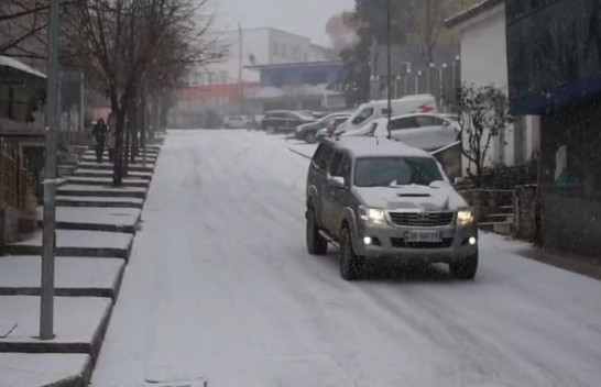 Zbardhet Librazhdi, bora vështirëson qarkullimin e automjeteve