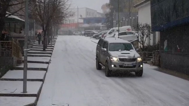 Zbardhet Librazhdi, bora vështirëson qarkullimin e automjeteve