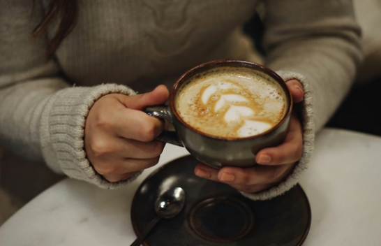 Çfarë i ndodh trupit tuaj kur e filloni çdo mëngjes me kafe
